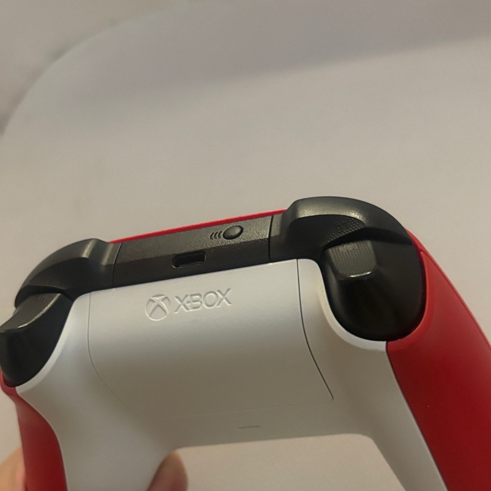 Xbox Wireless Controller - Bold Red - Picture 4 of 4